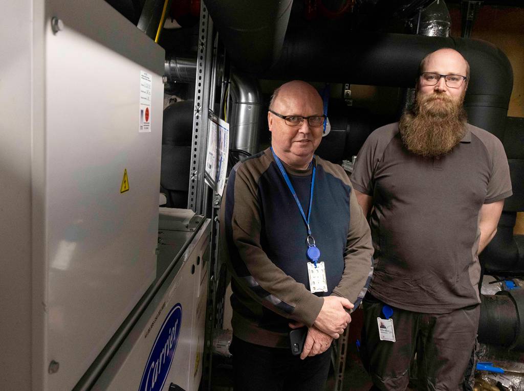 Jan Mathisen, koordinator for teknisk drift ved Diakonhjemmet sykehus, og driftstekniker Stian Dyrdal-Oftedal, er klar for å koble på nye energibrønner inn i energisentralen,, som er bygd opp i det gamle fyrrommet på sykehuset.   