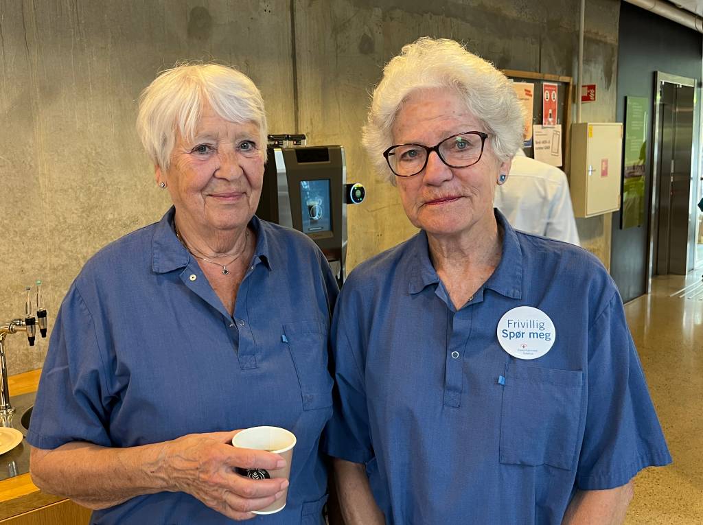 Frivillige Bibbi Birch (t.v.) og Anne Grundvig (t.h.) gjorde en god innsats for å støtte åpningsdagen.