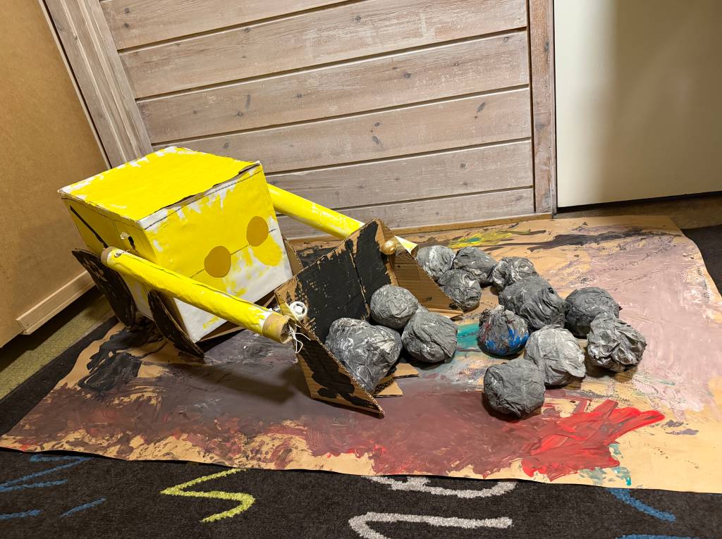 Barna har laget en gravemaskin av papp.