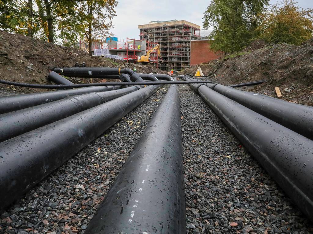 Da Diakonveien Omsorg+ ble bygd i 2018-2020 ble det lagt en rørgate fra energisentralen på sykehuset til Omsorg+. Midt på bildet sees rørene som den gang ble lagt opp til det nye sykehjemmet, som nå bygges.