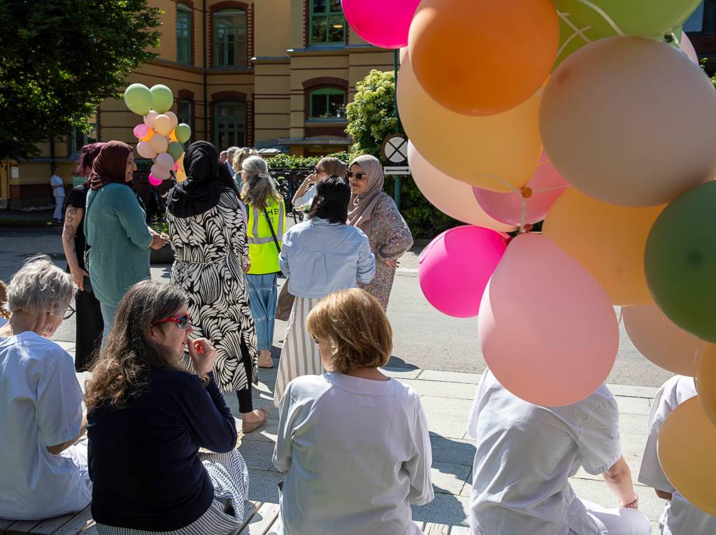 Et lite avbrekk i solen - mellom ballonger og bord med festmat.