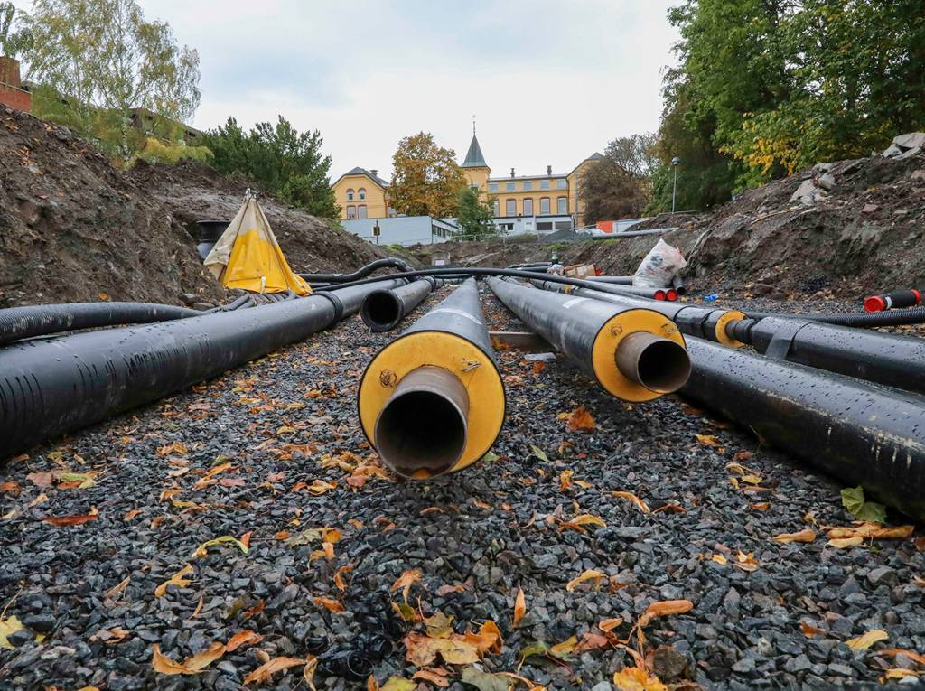 De samme rørene sett fra Diakonveien Omsorg+ mot sykehuset. 