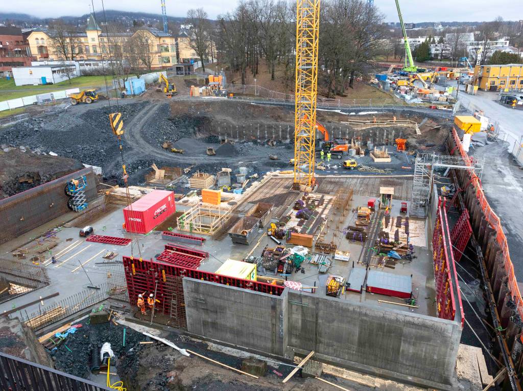 I byggegropa til det nye sykehjemmet er betongarbeidene i gang og de første veggene reises. 